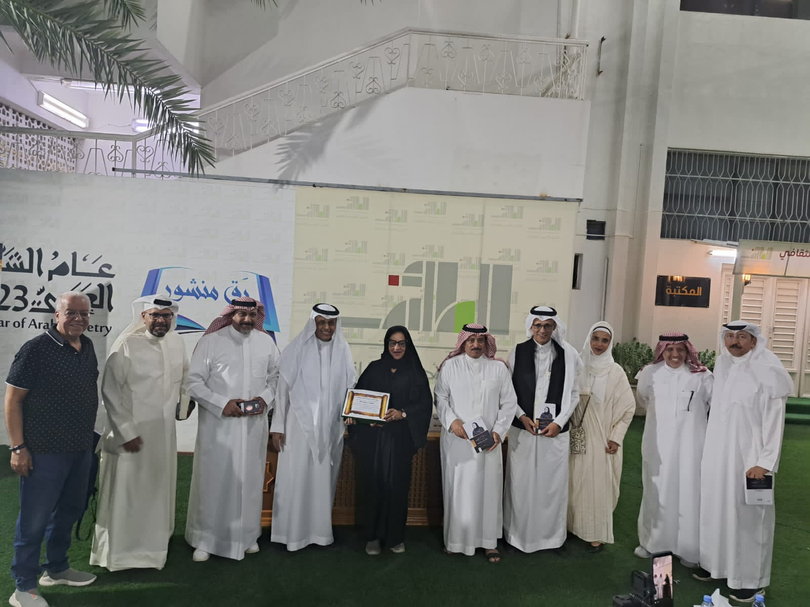 ملحة العبدالله توقع أعمالها المسرحية الكاملة بأدبي الطائف ضمن برنامجه (رق منشور )