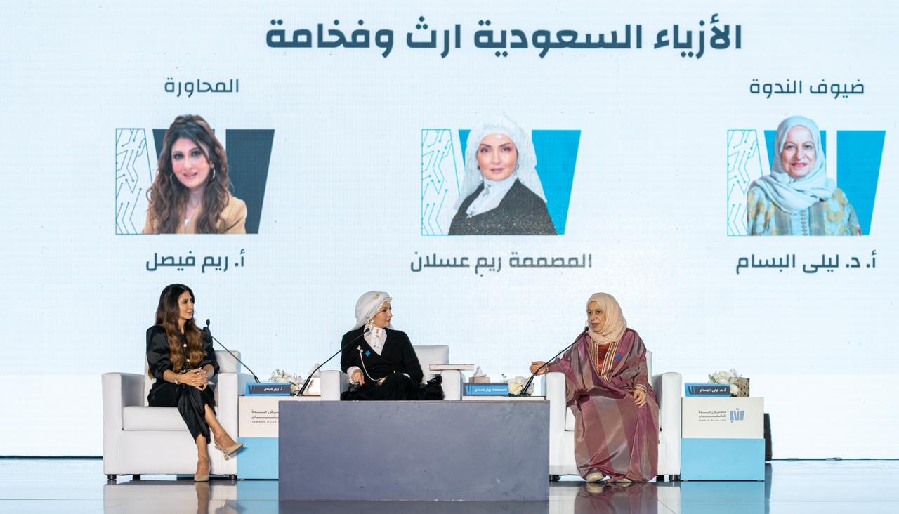 خبيرات في الأزياء: الرجل مازال محتفظًا بزيه بعكس المرأة