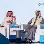 “الميزاني” يلهب حماس جمهور “كتاب جدة” بقصائده الوطنية