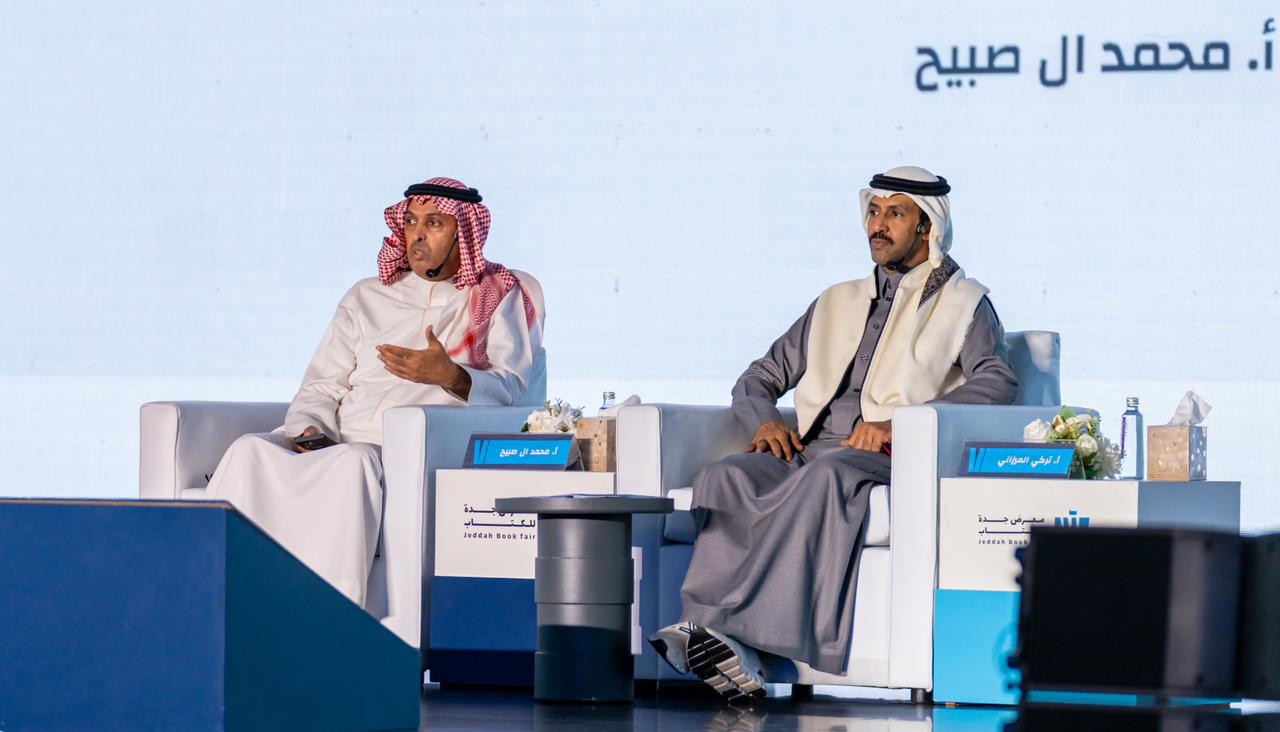 “الميزاني” يلهب حماس جمهور “كتاب جدة” بقصائده الوطنية