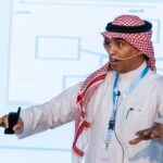 “كروكي الرواية” تحلّ عُقد بدايتها وخواتيمها بمعرض جدة للكتاب