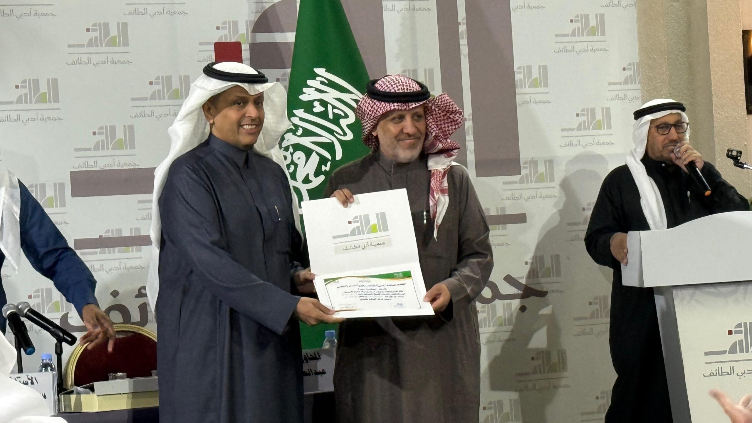 في أمسيتين متتاليتين الجمعان والرويعي  يدشنان إصداريهما بأدبي الطائف