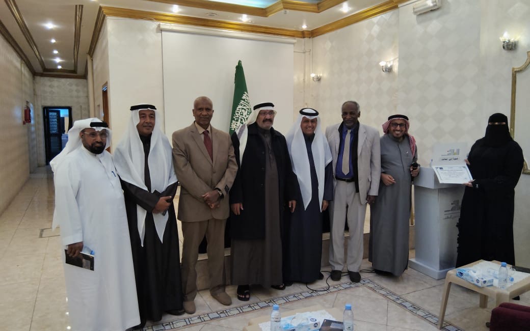 ضمن برنامج الشريك الأدبي  الطاهر يحاضر عن تعلم العربية في أدبي الطائف ويوقّع ديوانه “ترانيم”