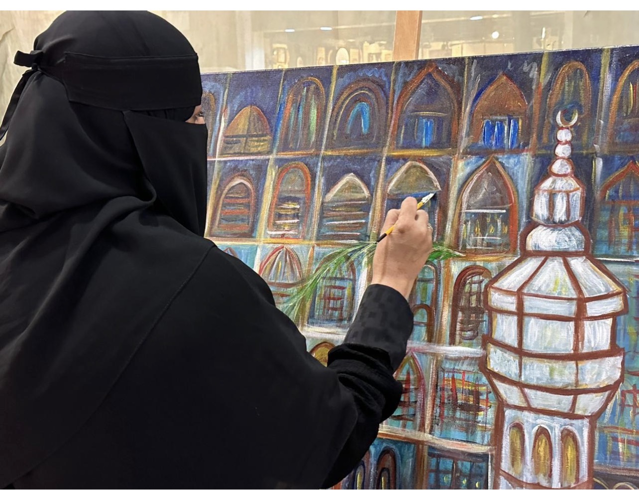 الفن التشكيلي وبصمة الهوية في أعمال التشكيلية فوزيه القثمي