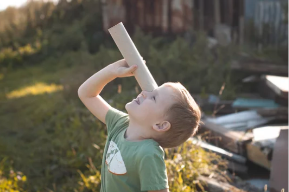 حين يقرأ الطفلُ الوجودَ قبل الحروف