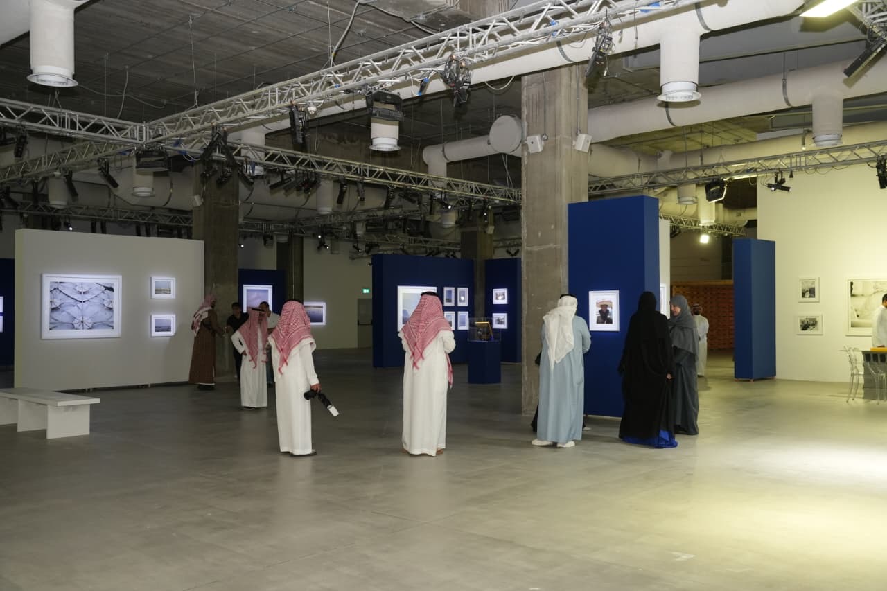 ريم الفيصل تقدم “أرض الحجيج والشعراء” بـالألوان في مساحة وصل الفنية