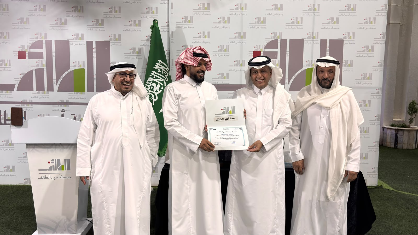 ضمن مبادرة الشريك الأدبي : الحصيني يستعرض نماذج شعرية عن فن الغزل في الموروث الشعري