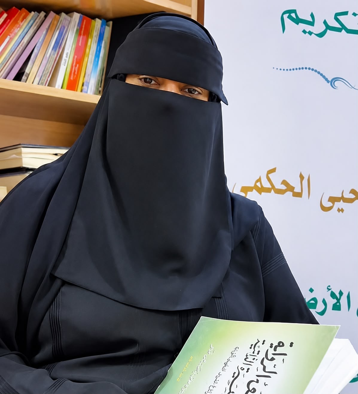 سفراء جمعية الأدب المهنية بتبوك ينعون الدكتورة عائشة حكمي