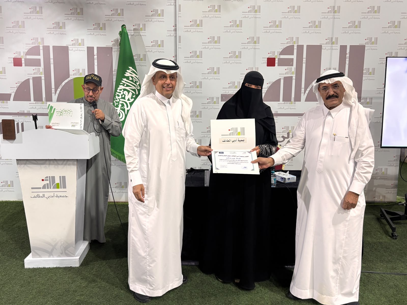 في ختام الشريك الأدبي : همس بدر الدين تتناول العمارة والأدب في جمعية أدبي الطائف