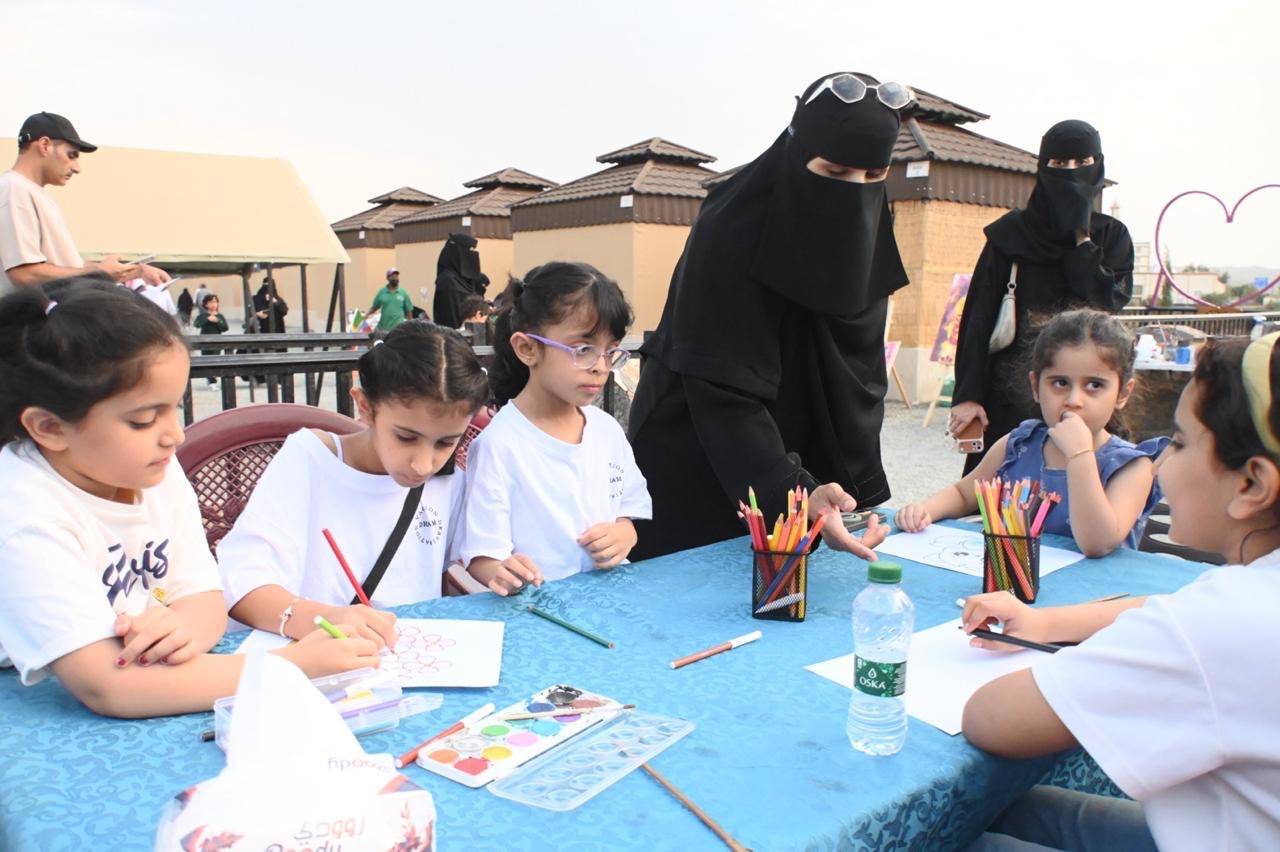 “قروش” تدرّب أكثر من (500) طفل على الرسم الحر في ورشة “جمعية عطاء”.